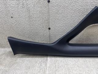 Накладка на стойку кузова правая передняя TOYOTA VOXY ZWR80 2ZR-FXE 62210-28140 2 ракурс Накладка на стойку кузова правая передняя TOYOTA VOXY ZWR80 2ZR-FXE 62210-28140 2 ракурс