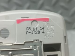 Плафон HONDA STREAM RN8 R20A A-3720-4 3 ракурс