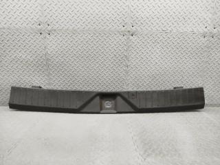 Фото запчасти накладка замка багажника INFINITI QX56 2004 контрактная запчасть Запчасть накладка замка багажника INFINITI QX56 2004