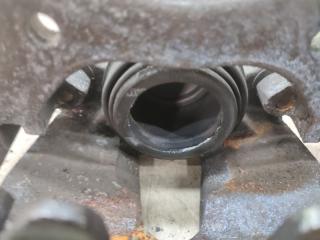 Суппорт правый передний MAZDA PREMACY CWFFW PE-VPS 2 ракурс
