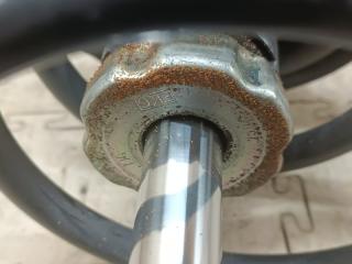 Стойка левая передняя AUDI TT 8N AUQ 8N0413031R 3 ракурс Стойка левая передняя AUDI TT 8N AUQ 8N0413031R 3 ракурс