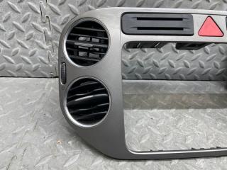 Консоль магнитофона VOLKSWAGEN TIGUAN 5N CAW 5M0858071 2 ракурс
