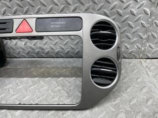 Консоль магнитофона VOLKSWAGEN TIGUAN 5N CAW 5M0858071 3 ракурс
