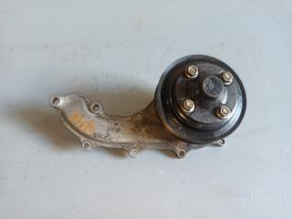 Помпа TOYOTA HIACE TRH200 1TR-FE 1 ракурс Помпа TOYOTA HIACE TRH200 1TR-FE 1 ракурс