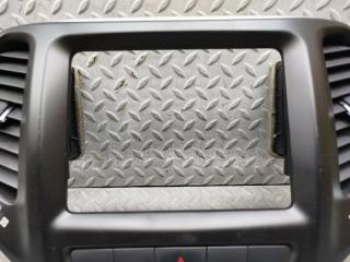Консоль магнитофона JEEP CHEROKEE KL EHB P68155815AB 3 ракурс Консоль магнитофона JEEP CHEROKEE KL EHB P68155815AB 3 ракурс