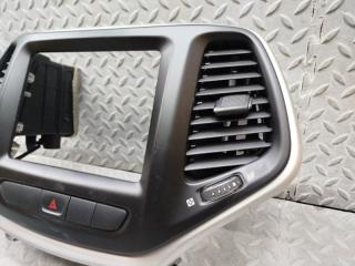 Консоль магнитофона JEEP CHEROKEE KL EHB P68155815AB 5 ракурс Консоль магнитофона JEEP CHEROKEE KL EHB P68155815AB 5 ракурс