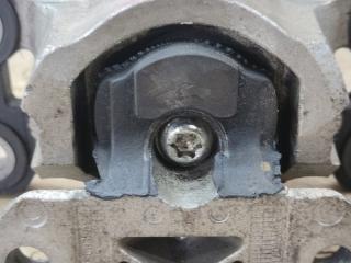 Подушка двигателя левая передняя LAND ROVER FREELANDER L359 B6324S 5 ракурс Подушка двигателя левая передняя LAND ROVER FREELANDER L359 B6324S 5 ракурс