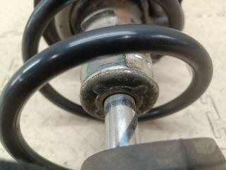 Стойка левая передняя SUZUKI SWIFT ZC72S K12B 41602-61P00 3 ракурс Стойка левая передняя SUZUKI SWIFT ZC72S K12B 41602-61P00 3 ракурс