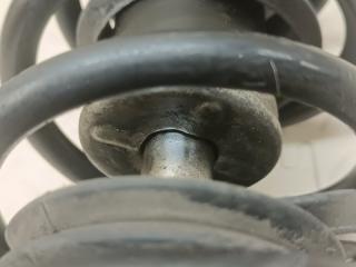 Стойка левая передняя DAIHATSU ESSE L235S KF 48520-B2740 3 ракурс Стойка левая передняя DAIHATSU ESSE L235S KF 48520-B2740 3 ракурс