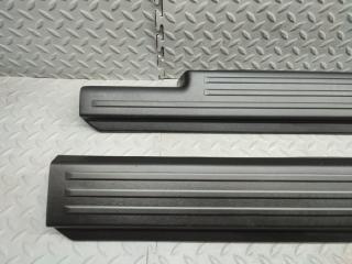Накладка на порог SUZUKI JIMNY JB64W R06A-T 76161-77R0, 76151-77R0 2 ракурс