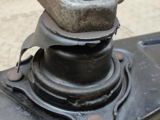 Подушка кпп TOYOTA CROWN GRS203 3GR-FSE 2 ракурс