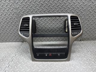 Консоль магнитофона JEEP GRAND CHEROKEE WK2 ERB X90016701XX, P56046290AB 1 ракурс Консоль магнитофона JEEP GRAND CHEROKEE WK2 ERB X90016701XX, P56046290AB 1 ракурс