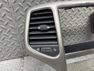 Консоль магнитофона JEEP GRAND CHEROKEE WK2 ERB X90016701XX, P56046290AB 2 ракурс Консоль магнитофона JEEP GRAND CHEROKEE WK2 ERB X90016701XX, P56046290AB 2 ракурс