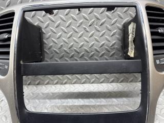 Консоль магнитофона JEEP GRAND CHEROKEE WK2 ERB X90016701XX, P56046290AB 3 ракурс Консоль магнитофона JEEP GRAND CHEROKEE WK2 ERB X90016701XX, P56046290AB 3 ракурс