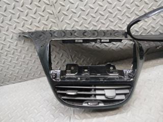 Накладка на торпеду PEUGEOT 2008 A94 (U5) EB2 (HN01, HNZ) 9875839677 2 ракурс Накладка на торпеду PEUGEOT 2008 A94 (U5) EB2 (HN01, HNZ) 9875839677 2 ракурс