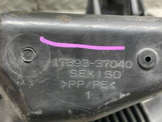 Патрубок воздушн.фильтра TOYOTA PRIUS ZVW30 2ZR-FXE 17893-37040 3 ракурс