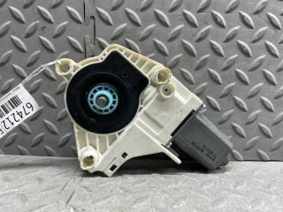 Мотор стеклоподъемника левый передний AUDI A5 8T CDN 8K0959801A 2 ракурс Мотор стеклоподъемника левый передний AUDI A5 8T CDN 8K0959801A 2 ракурс