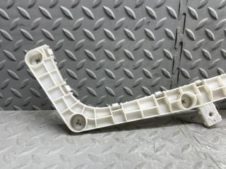 Крепеж бампера правый задний MITSUBISHI DELICA D:5 CV5W 4B12 2 ракурс