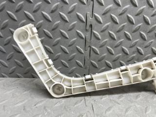 Крепеж бампера правый задний MITSUBISHI DELICA D:5 CV5W 4B12 2 ракурс