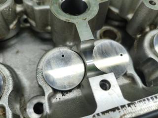 Головка блока цилиндров NISSAN SERENA C25 MR20DE 4 ракурс Головка блока цилиндров NISSAN SERENA C25 MR20DE 4 ракурс