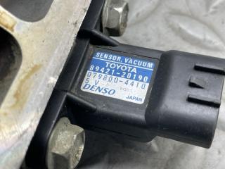 Коллектор впускной TOYOTA VOXY AZR60 1AZ-FSE 3 ракурс