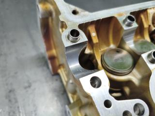 Головка блока цилиндров SUZUKI EVERY DA64V K6A-T 2 ракурс Головка блока цилиндров SUZUKI EVERY DA64V K6A-T 2 ракурс