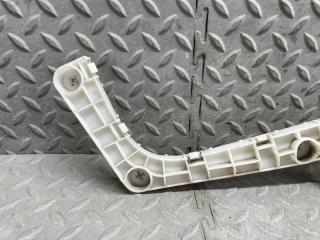 Крепеж бампера правый задний MITSUBISHI DELICA D:5 CV5W 4B12 2M8E 2 ракурс