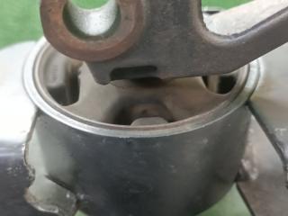 Подушка двигателя левая передняя DAIHATSU MOVE LA100S KF 4 ракурс