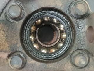 Ступица левая передняя MITSUBISHI MINICAB U62V 3G83 5 ракурс Ступица левая передняя MITSUBISHI MINICAB U62V 3G83 5 ракурс