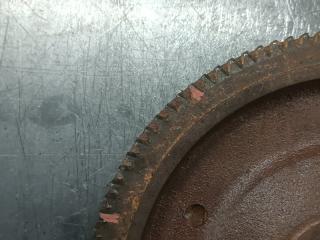 Маховик TOYOTA VITZ NCP131 1NZ-FE 2103085 5 ракурс Маховик TOYOTA VITZ NCP131 1NZ-FE 2103085 5 ракурс