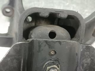 Подушка двигателя левая передняя SUZUKI JIMNY JB23W K6A-T 2 ракурс Подушка двигателя левая передняя SUZUKI JIMNY JB23W K6A-T 2 ракурс