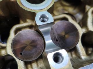Головка блока цилиндров NISSAN SERENA HC27 HR12DE 4 ракурс