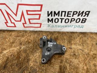 Фото запчасти кронштейн кондиционера Volkswagen Polo 2012 Б/У запчасть Запчасть кронштейн кондиционера Volkswagen Polo 2012