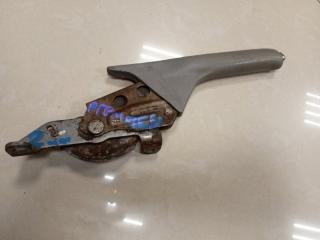 Запчасть рукоять стояночного тормоза Mazda Premacy 2000