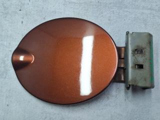 Фото запчасти лючок топливного бака Лада Калина 2018 Б/У запчасть Запчасть лючок топливного бака Лада Калина 2018