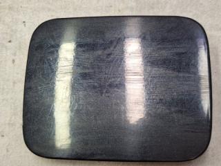 Фото запчасти лючок топливного бака Hyundai Accent 2007 Б/У запчасть Запчасть лючок топливного бака Hyundai Accent 2007