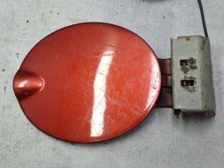 Фото запчасти лючок топливного бака Лада Калина 2013 Б/У запчасть Запчасть лючок топливного бака Лада Калина 2013