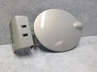 Фото запчасти лючок топливного бака Лада Калина 2007 Б/У запчасть Запчасть лючок топливного бака Лада Калина 2007