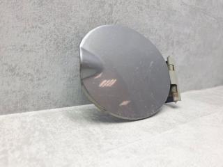 Фото запчасти лючок топливного бака Лада Калина 2008 Б/У запчасть Запчасть лючок топливного бака Лада Калина 2008