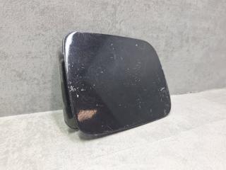 Фото запчасти лючок топливного бака Hyundai Accent 2007 Б/У запчасть Запчасть лючок топливного бака Hyundai Accent 2007