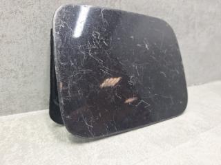 Фото запчасти лючок топливного бака Hyundai Accent 2006 Б/У запчасть Запчасть лючок топливного бака Hyundai Accent 2006