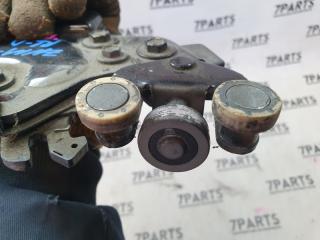 Ролик раздвижной двери левый задний TOYOTA ISIS ZNM10 1ZZFE 3 ракурс
