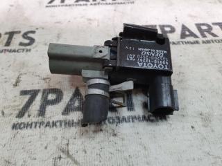 Вакуумный клапан TOYOTA ISIS ZNM10 1ZZFE 90910-12257 2 ракурс