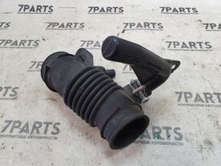Патрубок воздушн.фильтра TOYOTA SPADE NCP141 1NZFE 17881-21140 2 ракурс Патрубок воздушн.фильтра TOYOTA SPADE NCP141 1NZFE 17881-21140 2 ракурс