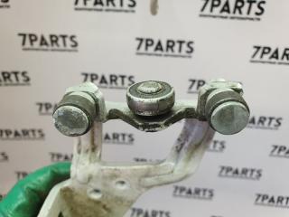 Ролик раздвижной двери левый задний TOYOTA ISIS ANM10 3 ракурс