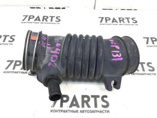 Патрубок воздушн.фильтра TOYOTA VITZ NCP131 1NZFE 17880-21091 2 ракурс