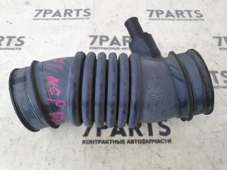 Патрубок воздушн.фильтра TOYOTA RACTIS NCP100 1NZFE 17880-21091 2 ракурс Патрубок воздушн.фильтра TOYOTA RACTIS NCP100 1NZFE 17880-21091 2 ракурс