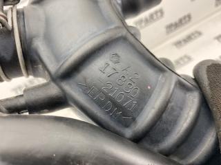 Патрубок воздушн.фильтра TOYOTA SIENTA NCP81 1NZFE 17880-21071,17880-21071 3 ракурс Патрубок воздушн.фильтра TOYOTA SIENTA NCP81 1NZFE 17880-21071,17880-21071 3 ракурс