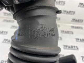 Патрубок воздушн.фильтра TOYOTA SPADE NCP141 1NZFE 17881-21140 3 ракурс Патрубок воздушн.фильтра TOYOTA SPADE NCP141 1NZFE 17881-21140 3 ракурс