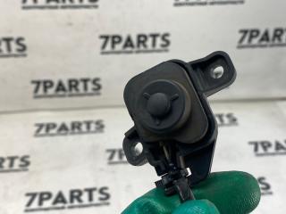 Кнопка открывания багажника HONDA STREAM RN8 R20A 2 ракурс
